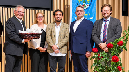 B&uuml;rgermeister Marcel Zviedris (2. von rechts) mit dem K&uuml;nstler Marco Aganetti und den Organisatoren vom Cimbern-Kuratorium.
