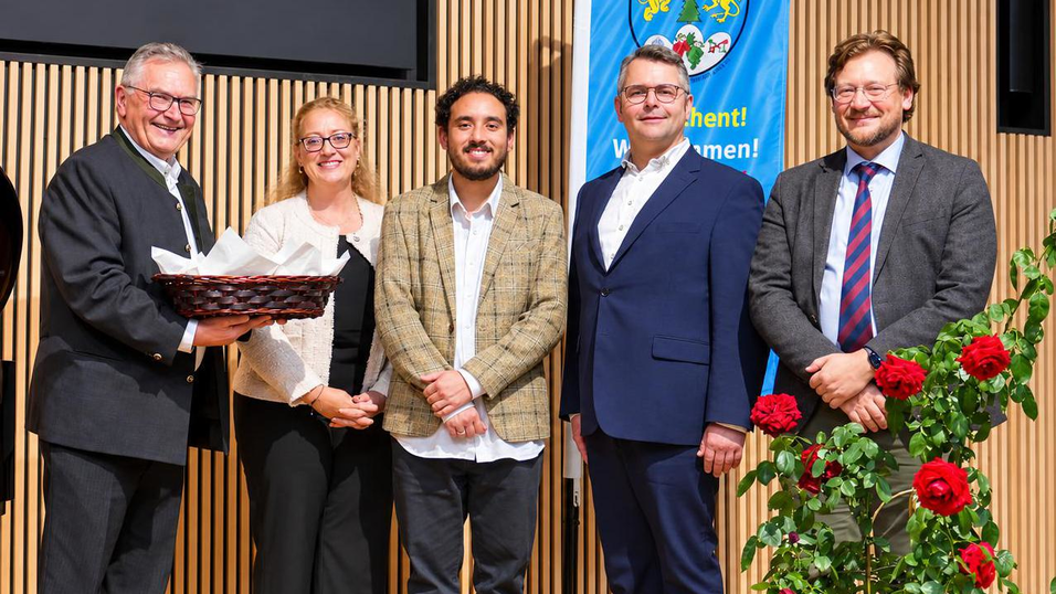 Bürgermeister Marcel Zviedris (2. von rechts) mit dem Künstler Marco Aganetti und den Organisatoren vom Cimbern-Kuratorium. Bürgermeister Marcel Zviedris (2. von rechts) mit dem Künstler Marco Aganetti und den Organisatoren vom Cimbern-Kuratorium.