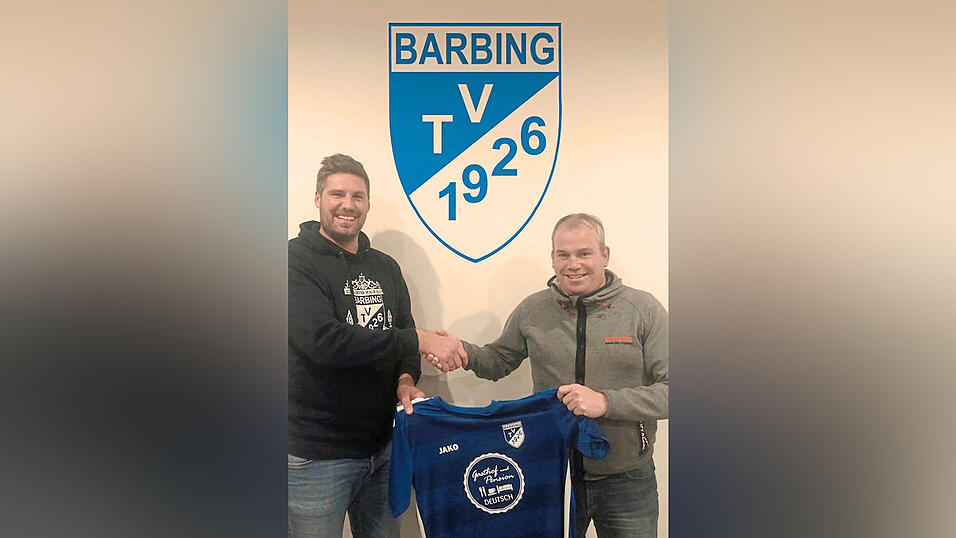 Barbings Abteilungsleiter Peter Imlohn (links) freut sich, in Matthias Huber einen neuen Trainer gefunden zu haben. Barbings Abteilungsleiter Peter Imlohn (links) freut sich, in Matthias Huber einen neuen Trainer gefunden zu haben.