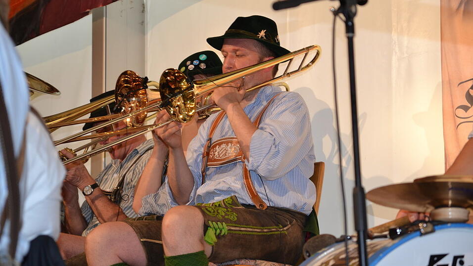 Es herrschte eine gute Atmosphäre im Zelt 7 beim Auftritt der Kapelle Josef Menzl. (Foto: Fabian Roßmann) Es herrschte eine gute Atmosphäre im Zelt 7 beim Auftritt der Kapelle Josef Menzl. (Foto: Fabian Roßmann)