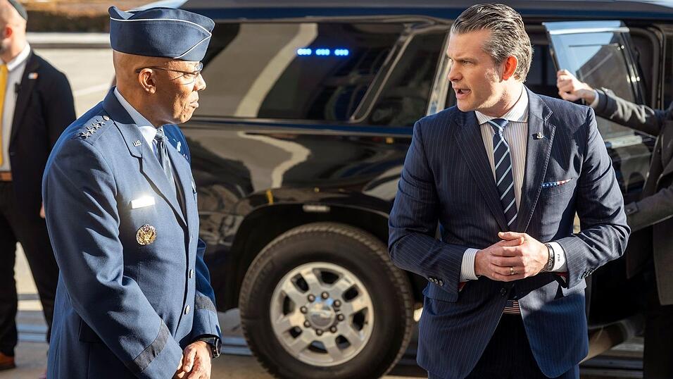 Die US-Regierung hat den Generalstabschef der US-Streitkr&auml;fte, Charles Q. Brown (links) entlassen - entgegen einer Tradition f&uuml;r den Posten. (Archivbild)