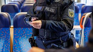 Auch in Zügen werden Fahrgäste nahe der Grenze zu Österreich oft von Bundespolizisten kontrolliert. (Symbolbild) Auch in Zügen werden Fahrgäste nahe der Grenze zu Österreich oft von Bundespolizisten kontrolliert. (Symbolbild)