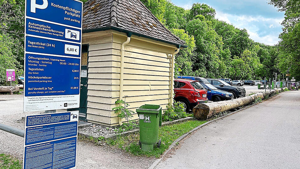 An der Einfahrt steht ein Schild, auf dem in aller K&uuml;rze zusammengefasst ist, wie die Bezahlregeln auf dem Parkplatz P2 sind. Die &bdquo;Karenzzeit&ldquo; von 15 Minuten steht wohl eher im Kleingedruckten. Fotos: H&uuml;seyin Ince