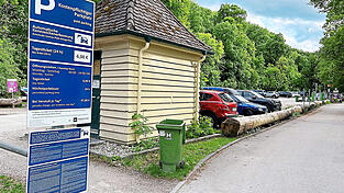 An der Einfahrt steht ein Schild, auf dem in aller K&uuml;rze zusammengefasst ist, wie die Bezahlregeln auf dem Parkplatz P2 sind. Die &bdquo;Karenzzeit&ldquo; von 15 Minuten steht wohl eher im Kleingedruckten. Fotos: H&uuml;seyin Ince
