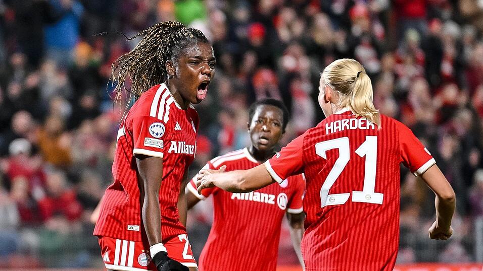 Edna Imade und Pernilla Harder beim Torjubel.