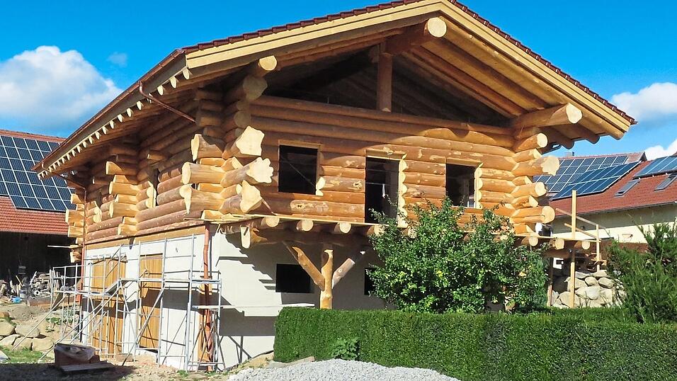 Der Holzmangel 2021 ist vorbei. Hochwertiges Bauholz steht wieder in gro&szlig;em Umfang zur Verf&uuml;gung.