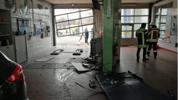 Über zwei Jahre ist es her, dass ein Autofahrer in der Straubinger Straße mit einem Mietwagen auf Höhe des Autohauses in der Rechtskurve geradeaus weiterfuhr und auf der linken Straßenseite durch das Tor der Werkstatt krachte.