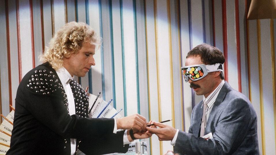 Gottschalk reicht seinem Wettkandidaten, dem damaligen Chefredakteur des Satiremagazins «Titanic», Bernd Fritz, während der ZDF-Show «Wetten dass...?» einen Buntstift. Gottschalk reicht seinem Wettkandidaten, dem damaligen Chefredakteur des Satiremagazins «Titanic», Bernd Fritz, während der ZDF-Show «Wetten dass...?» einen Buntstift.