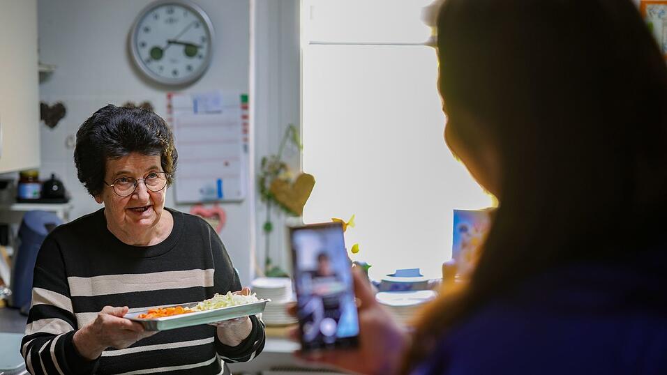 Oma kocht, Vanessa filmt - wie lange die zwei noch Videos machen, h&auml;ngt ganz davon ab, wie lange Annemarie noch m&ouml;chte.