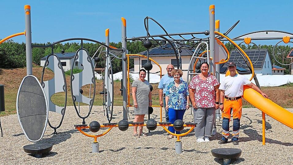 Pendelringe, H&uuml;pfplatten, Schwebebl&ouml;cke, eine Gleitrutschbahn und vieles mehr gibt es am neuen Spielplatz im Baugebiet Neub&auml;u am See-S&uuml;dwest.
