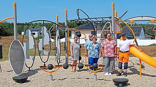 Pendelringe, H&uuml;pfplatten, Schwebebl&ouml;cke, eine Gleitrutschbahn und vieles mehr gibt es am neuen Spielplatz im Baugebiet Neub&auml;u am See-S&uuml;dwest.