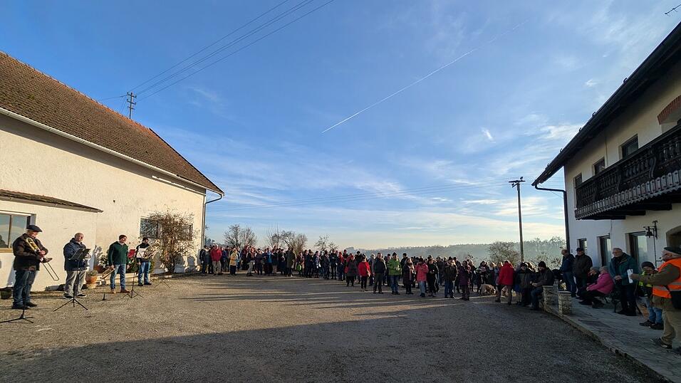 Eine St&auml;rkung samt musikalischer Untermalung erwartete die Teilnehmer der Wanderung auf dem Hiendlberger Hof.