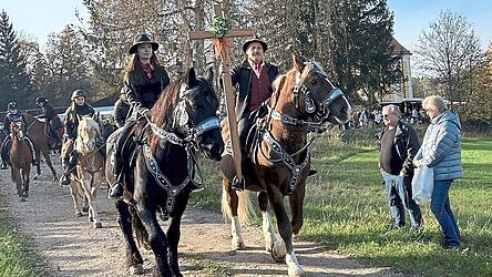 Hans Meier trägt das Leonhardikreuz beim Umritt.