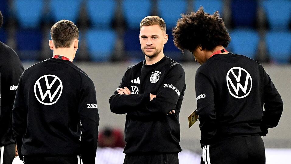 Der verletzte Kapitän Joshua Kimmich steht auf dem Rasen des Stadions in Luxemburg. Der verletzte Kapitän Joshua Kimmich steht auf dem Rasen des Stadions in Luxemburg.