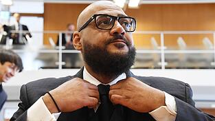 F&uuml;r die Musikbranche ist das Urteil ein Einschnitt: Im Streit um die Verarbeitung einer fremden Rhythmussequenz ohne Erlaubnis hat sich der Komponist und Produzent Moses Pelham vor dem Bundesverfassungsgericht durchgesetzt.