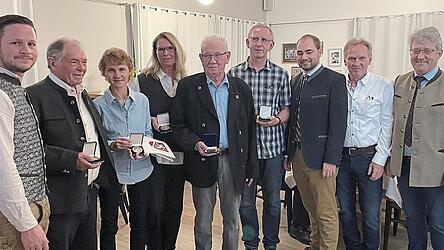 Freuen sich &uuml;ber die B&uuml;rgermedaille: (von links) Gemeinderat Benedikt Flexeder, Helmut Stockmeier, Maria Silberbauer, Elisabeth Haunschild, Georg Lerner, Karl Newrzella, zweiter B&uuml;rgermeister Dominik Berger, Gemeinderat Helmut Leitl und B&uuml;rgermeister Anton Geier. Nicht auf dem Bild Michaela Dehner.