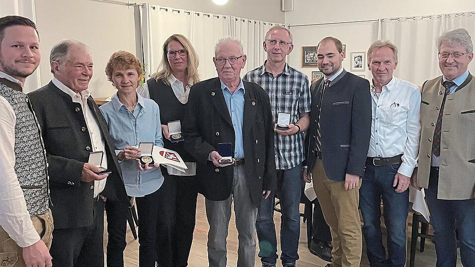 Freuen sich &uuml;ber die B&uuml;rgermedaille: (von links) Gemeinderat Benedikt Flexeder, Helmut Stockmeier, Maria Silberbauer, Elisabeth Haunschild, Georg Lerner, Karl Newrzella, zweiter B&uuml;rgermeister Dominik Berger, Gemeinderat Helmut Leitl und B&uuml;rgermeister Anton Geier. Nicht auf dem Bild Michaela Dehner.