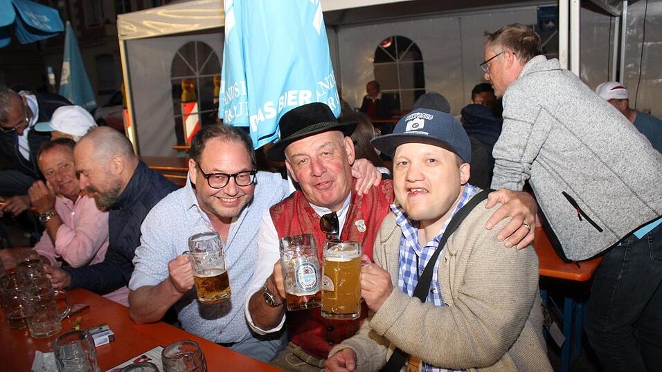Viele Landshuter genossen ihren Freitagabend auf dem Bismarckplatzfest.