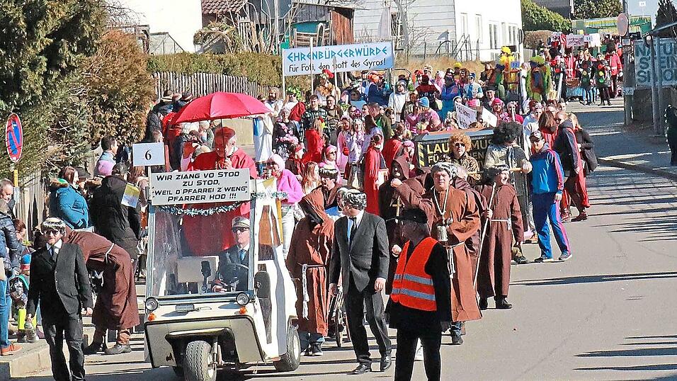 Über 700 Mitwirkende zogen von der Buchbacher Straße zum Marktplatz, wo um 12 Uhr die Prinzengarde mit Elferrat das Showprogramm eröffnete. Über 700 Mitwirkende zogen von der Buchbacher Straße zum Marktplatz, wo um 12 Uhr die Prinzengarde mit Elferrat das Showprogramm eröffnete.