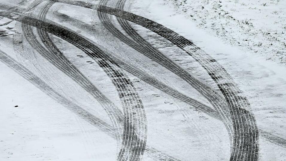 Auf schneeglatter Straße kollidiert eine Autofahrerin mit einem Schneepflug (Symbolbild) Auf schneeglatter Straße kollidiert eine Autofahrerin mit einem Schneepflug (Symbolbild)