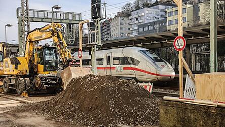 Die Bagger am Wuppertaler Hauptbahnhof stehen schon bereit.