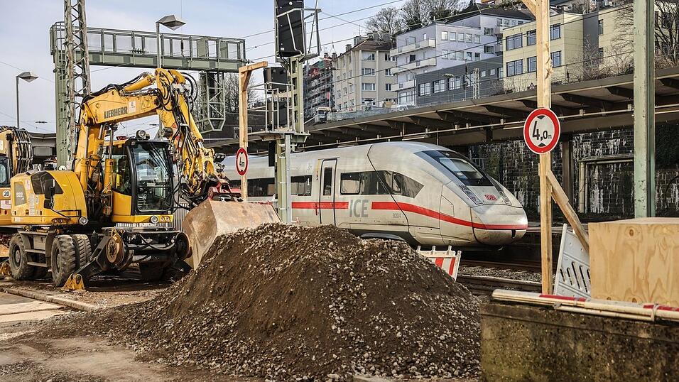 Die Bagger am Wuppertaler Hauptbahnhof stehen schon bereit.