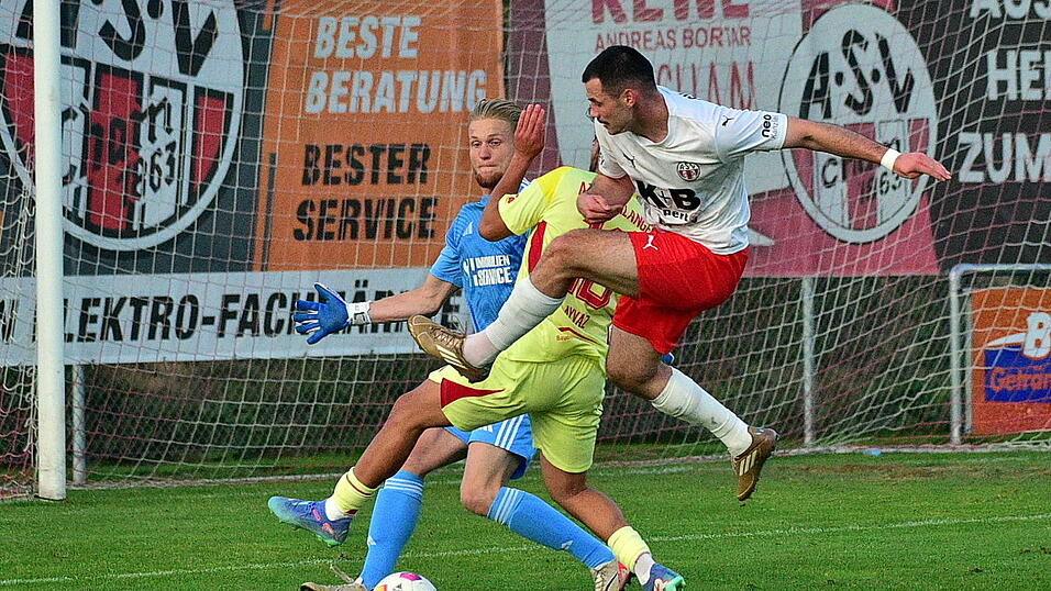 Cham mit Chrubasik Lucas (in Wei&szlig;) muss ATSV-Torwart Salomo Schilke wenigstens einmal &uuml;berwinden und darf kein Tor kassieren.