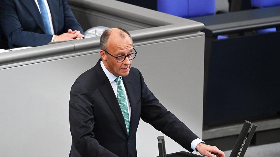 Bundeskanzler Friedrich Merz versuchte sich an einem versöhnlichen Ausblick und versprach, seine Regierung werde berechtigtem Frust „schöpferische Anstrengungen“ entgegensetzen. Bundeskanzler Friedrich Merz versuchte sich an einem versöhnlichen Ausblick und versprach, seine Regierung werde berechtigtem Frust „schöpferische Anstrengungen“ entgegensetzen.