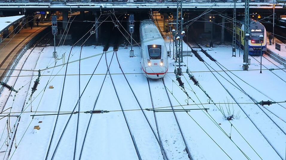 Die Deutsche Bahn rechnet angesichts der Gl&auml;tte in Teilen Deutschlands mit Versp&auml;tungen. (Archivbild)