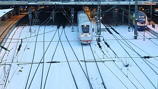 Die Deutsche Bahn rechnet angesichts der Gl&auml;tte in Teilen Deutschlands mit Versp&auml;tungen. (Archivbild)