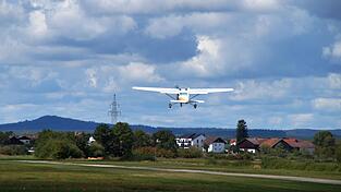 Im Landeanflug: In kurzen aufeinanderfolgenden Sequenzen bringen die Piloten die Fluggäste sicher zum Ausgangspunkt. Im Landeanflug: In kurzen aufeinanderfolgenden Sequenzen bringen die Piloten die Fluggäste sicher zum Ausgangspunkt.