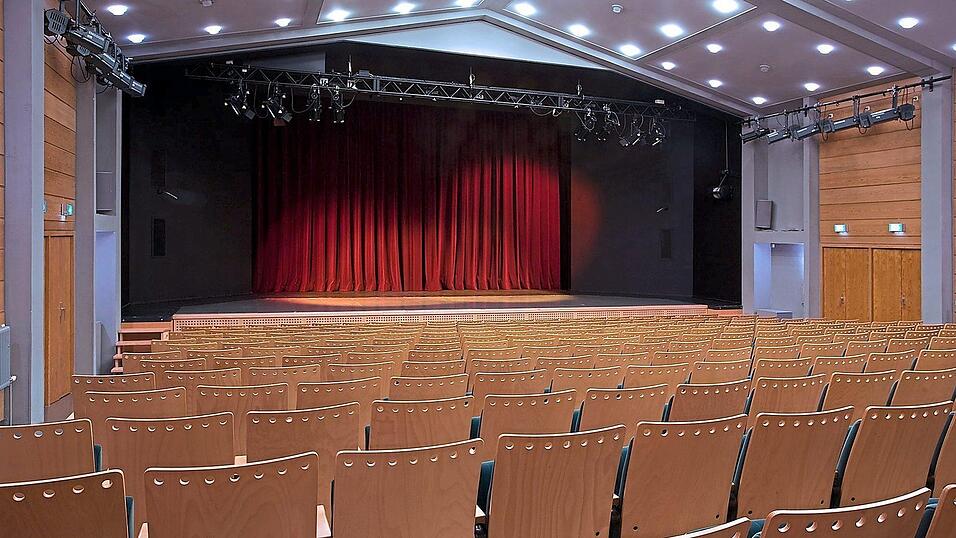 Straubings Theaterpublikum darf gespannt sein: Die erste Spielzeit unter neuer Intendanz von Astrid Großgasteiger steht bevor. Mit sichtbaren Neuerungen. Am Sonntag, 4. Oktober, ist ab 16 Uhr Tag der Offenen Tür mit anschließender Spielplan-Show. Kostenlos! Straubings Theaterpublikum darf gespannt sein: Die erste Spielzeit unter neuer Intendanz von Astrid Großgasteiger steht bevor. Mit sichtbaren Neuerungen. Am Sonntag, 4. Oktober, ist ab 16 Uhr Tag der Offenen Tür mit anschließender Spielplan-Show. Kostenlos!