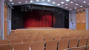 Straubings Theaterpublikum darf gespannt sein: Die erste Spielzeit unter neuer Intendanz von Astrid Großgasteiger steht bevor. Mit sichtbaren Neuerungen. Am Sonntag, 4. Oktober, ist ab 16 Uhr Tag der Offenen Tür mit anschließender Spielplan-Show. Kostenlos! Straubings Theaterpublikum darf gespannt sein: Die erste Spielzeit unter neuer Intendanz von Astrid Großgasteiger steht bevor. Mit sichtbaren Neuerungen. Am Sonntag, 4. Oktober, ist ab 16 Uhr Tag der Offenen Tür mit anschließender Spielplan-Show. Kostenlos!