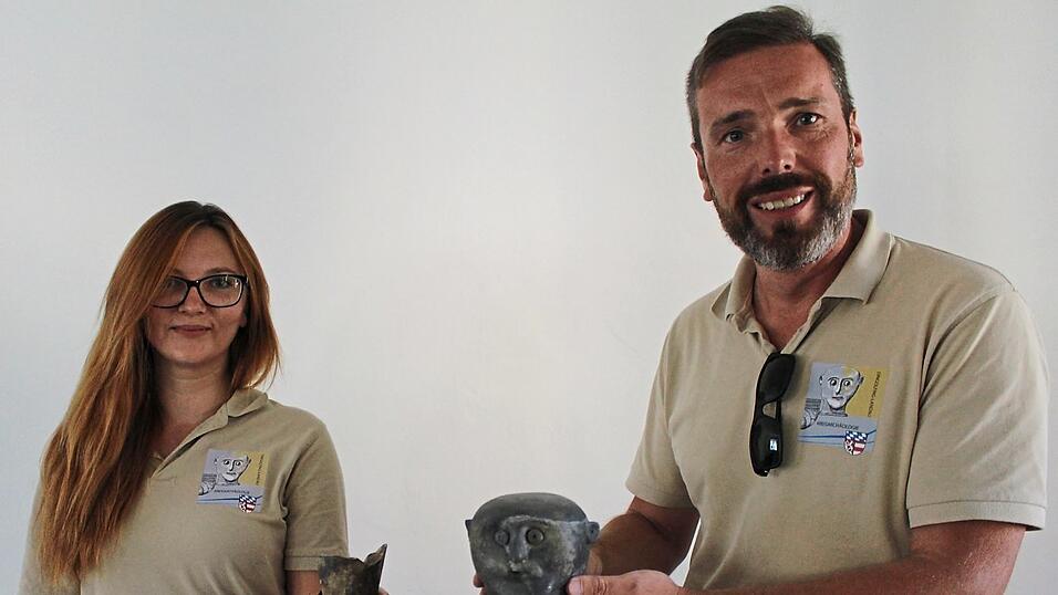 Eine Sache mit Kopf und Fu&szlig;: Kreisarch&auml;ologe Dr. Florian Eibl und Kollegin Katrin Fleissner pr&auml;sentieren den Fund.
