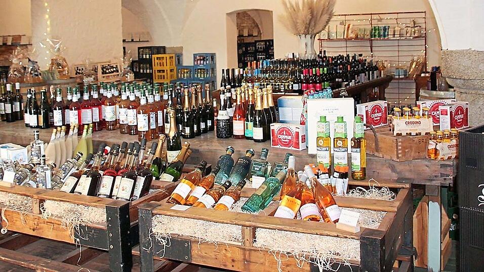 Das ehemalige Ökonomiegebäude ist Teil des denkmalgeschützten Ensembles Schloss Schwarzach. Nach der Sanierung hat der Getränkefachmarkt der Familie Eibauer hier wieder ein stilvolles Zuhause gefunden. Das ehemalige Ökonomiegebäude ist Teil des denkmalgeschützten Ensembles Schloss Schwarzach. Nach der Sanierung hat der Getränkefachmarkt der Familie Eibauer hier wieder ein stilvolles Zuhause gefunden.