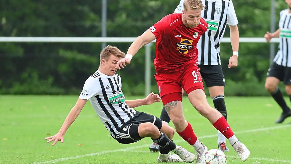 NICHT ZU HALTEN: Traunsteins Sturmtank Kurt Weixler (re.) ließ der Neufraunhofen-Abwehr um Tobias Bitzer (li.) am Sonntag nicht den Hauch einer Chance und netzte dreifach ein. NICHT ZU HALTEN: Traunsteins Sturmtank Kurt Weixler (re.) ließ der Neufraunhofen-Abwehr um Tobias Bitzer (li.) am Sonntag nicht den Hauch einer Chance und netzte dreifach ein.