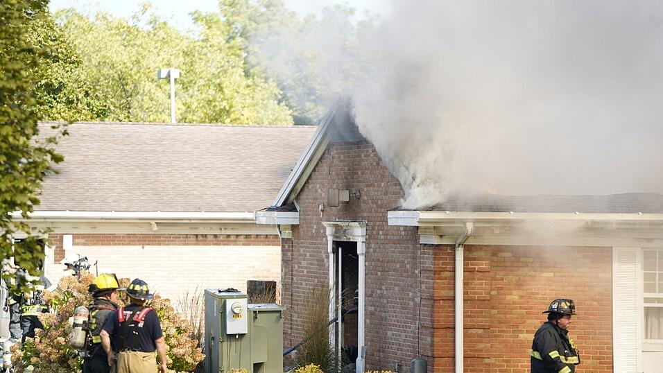 Das Gebäude der Mormonen-Kirche in Grand Blanc, Michigan, wurde durch das vom Schützen gelegte Feuer weitgehend zerstört. Das Gebäude der Mormonen-Kirche in Grand Blanc, Michigan, wurde durch das vom Schützen gelegte Feuer weitgehend zerstört.