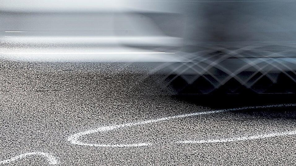 Spurensicherungs-Markierungen auf einer Stra&szlig;e (Symbolfoto). Im Fall einer t&ouml;dlich verletzten Fu&szlig;g&auml;ngerin ermittelt die Polizei intensiv.