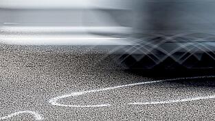 Spurensicherungs-Markierungen auf einer Stra&szlig;e (Symbolfoto). Im Fall einer t&ouml;dlich verletzten Fu&szlig;g&auml;ngerin ermittelt die Polizei intensiv.