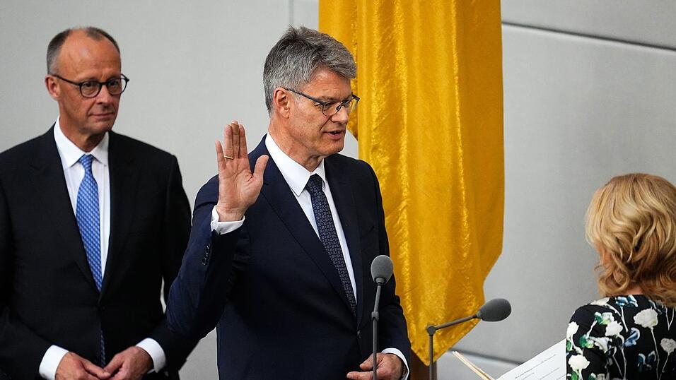 Da schien die Welt noch in Ordnung zu sein: Schnieder bei der Vereidigung. (Archiv-Foto) Da schien die Welt noch in Ordnung zu sein: Schnieder bei der Vereidigung. (Archiv-Foto)