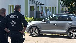 Eine Streife fand die beiden Leichen in dem Mehrfamilienhaus.