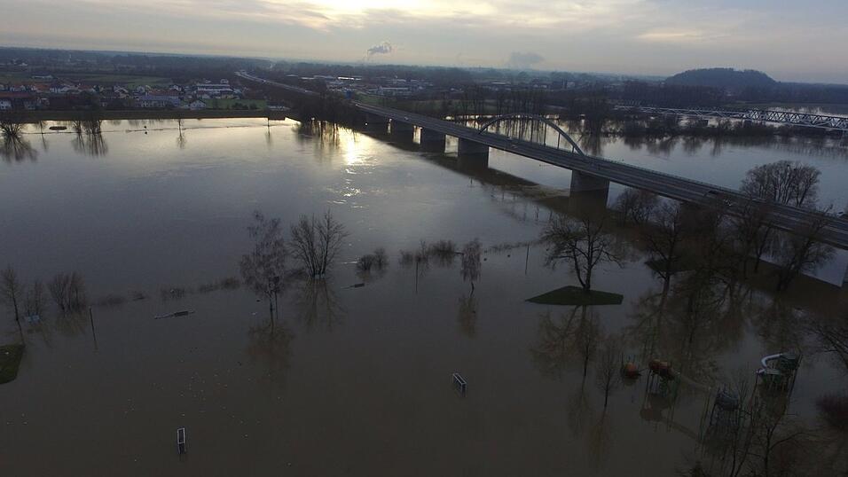 In Deggendorf ist die Lage am Sonntag noch angespannt.