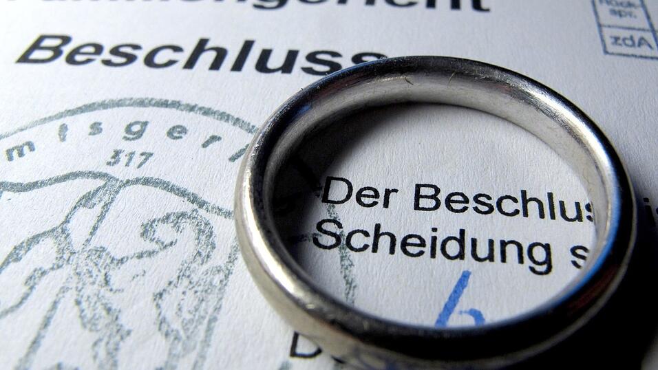 Ob Frauen bei der Scheidung zu schlecht wegkommen, entscheiden die Karlsruher Richter am Dienstag. Ob Frauen bei der Scheidung zu schlecht wegkommen, entscheiden die Karlsruher Richter am Dienstag.