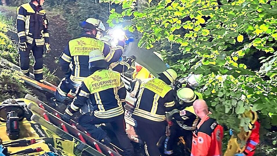 Ein Bild, das die schwierige Situation erahnen lässt: Notarzt, Feuerwehrler und BRK-Retter bei Nicoles schwieriger Befreiung.