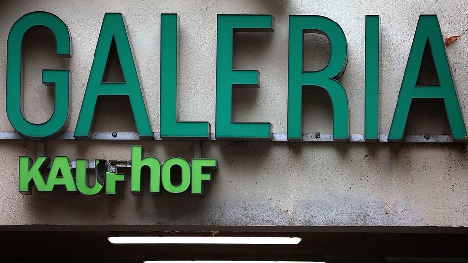 An einigen Galeria-Filialen, wie hier in Würzburg, hängt noch ein Kaufhof-Schriftzug. An einigen Galeria-Filialen, wie hier in Würzburg, hängt noch ein Kaufhof-Schriftzug.
