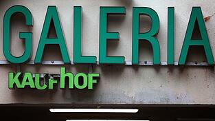 An einigen Galeria-Filialen, wie hier in Würzburg, hängt noch ein Kaufhof-Schriftzug.