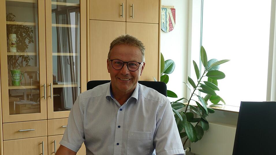 Laberweintings Bürgermeister Johann Grau an seinem Arbeitsplatz im Rathaus.