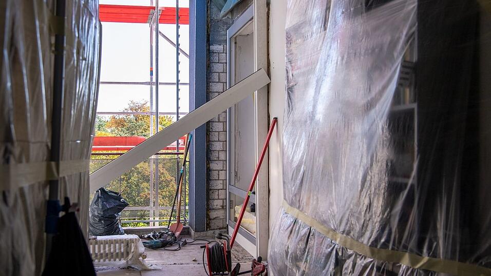 Wer sein Haus sanieren möchte, muss derzeit nicht mit langen Wartezeiten durch Lieferengpässe und Handwerkermangel rechnen. Wer sein Haus sanieren möchte, muss derzeit nicht mit langen Wartezeiten durch Lieferengpässe und Handwerkermangel rechnen.
