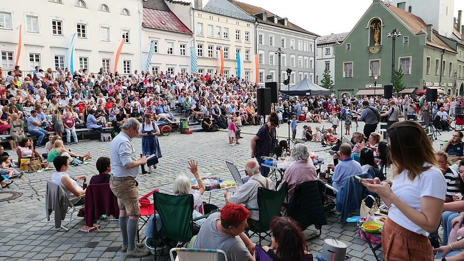 Jung und Alt waren gekommen, um am Vorabend des G&auml;ubodenvolksfests voller Vorfreude zusammen zu feiern.