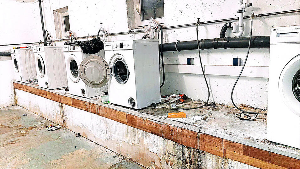 Der verschmutzte und beschädigte Waschraum. Der verschmutzte und beschädigte Waschraum.